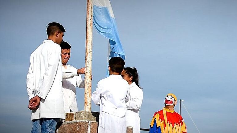 Piñón Fijo cantó el Himno nacional para El Doce