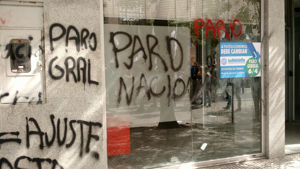 Pintadas en bancos y la sede de la CGT. Foto: Karina Vallori.