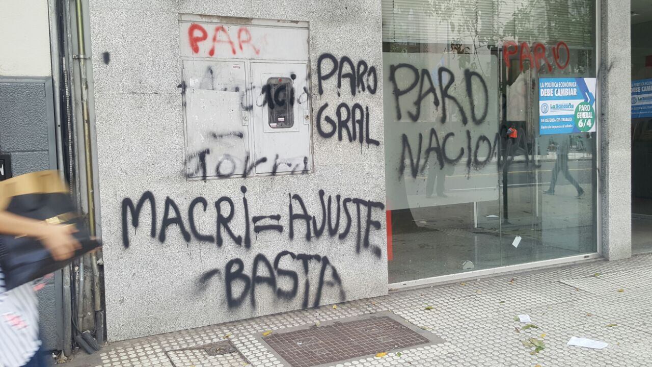 Pintadas en bancos y la sede de la CGT. Foto: Sebastián Pfaffen.