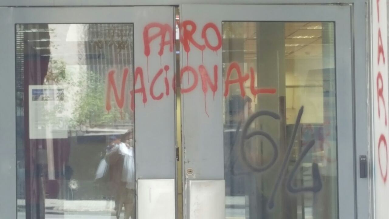 Pintadas en bancos y la sede de la CGT. Foto: Sebastián Pfaffen.