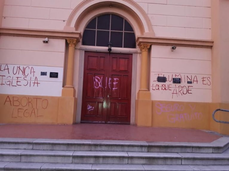 Pintadas pro aborto en la Parroquia de La Calera