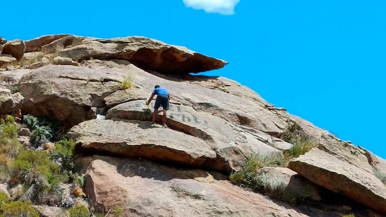 Pintó las piedras en las Altas Cumbres y luego lo obligaron a limpiar.