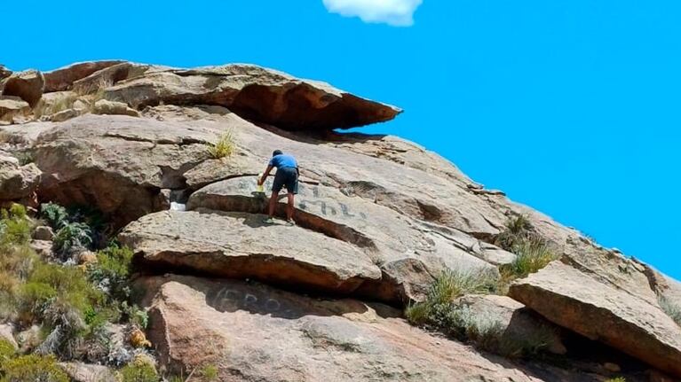 Pintó las piedras en las Altas Cumbres y luego lo obligaron a limpiar.