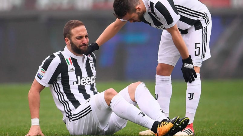 Pipita Higuaín terminó arrastrándose del dolor.