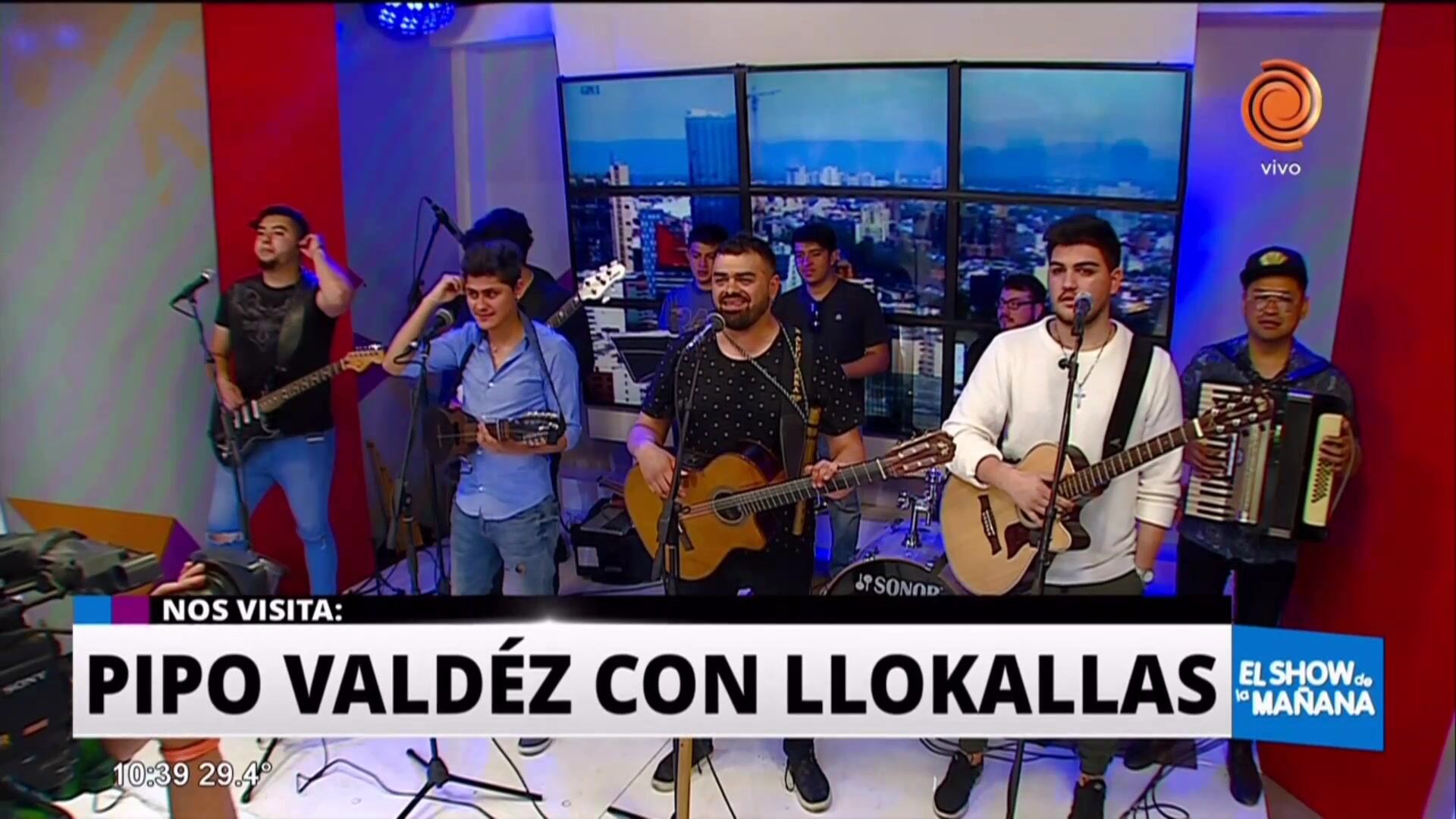 Pipo Valdéz con Llokallas en el Show
