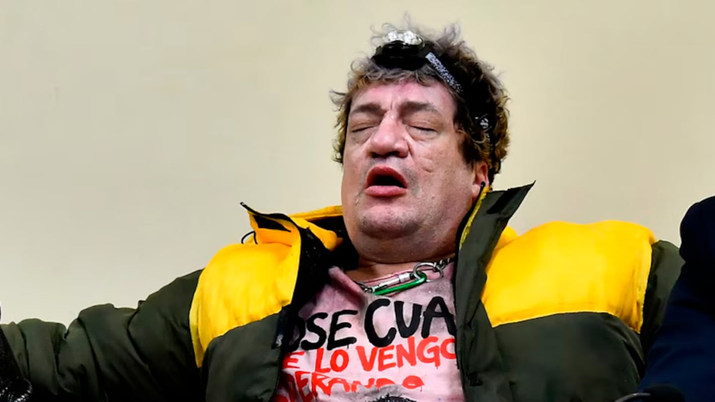 Pity Álvarez hizo marcha atrás en una estación de servicio y chocó a un  auto que cargaba nafta | ElDoce