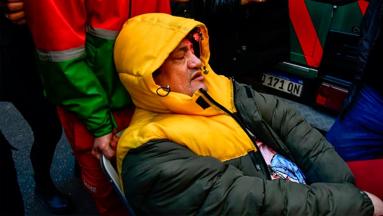 Pity Álvarez fue retirado en ambulancia. Foto: RS fotos.