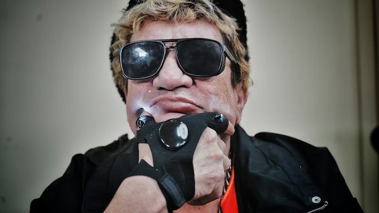 Pity Álvarez llevó un extraño guante LED al juicio y pidieron que se lo saque: las imágenes