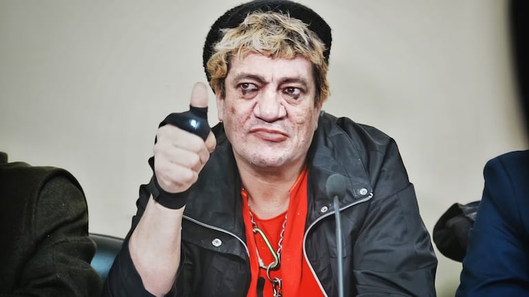 Pity Álvarez llevó un extraño guante LED al juicio y pidieron que se lo saque: las imágenes