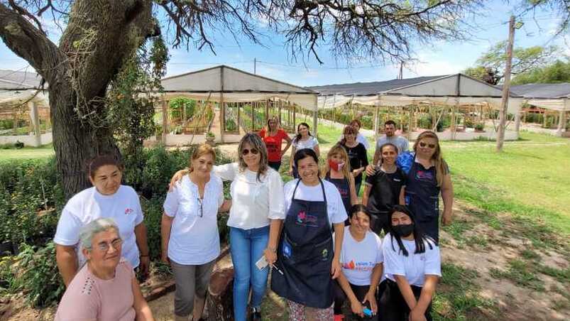 Plantan flores y las comercializan en toda la provincia