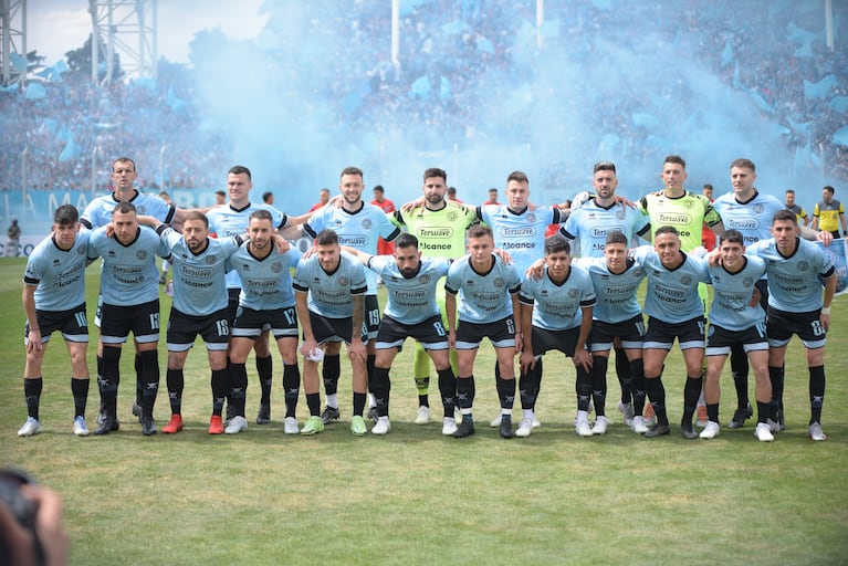 Plantel de Belgrano campeón en 2022.