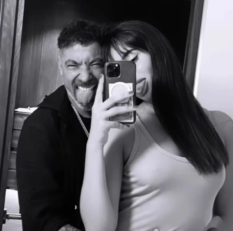 Pocho Lavezzi publicó una romántica foto junto a su novia.