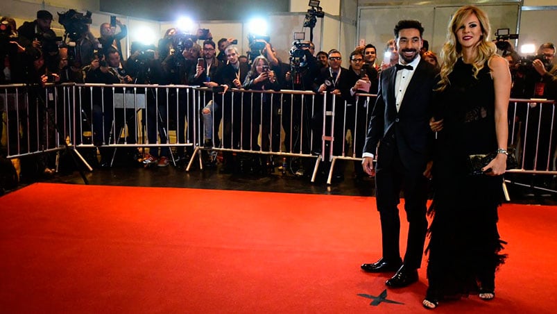 Pocho Lavezzi y Yanina Screpante en la alfombra roja. Foto: Clarín.