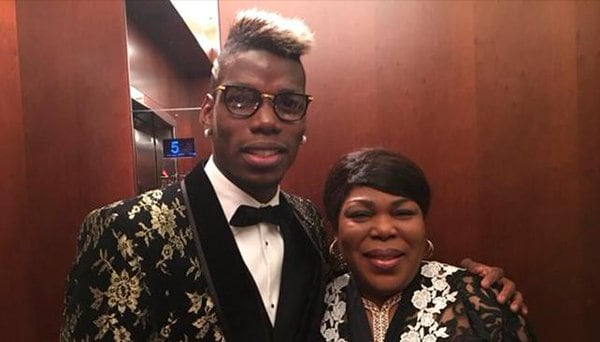 Pogba, su traje y su madre en la gala del Balón de Oro. 