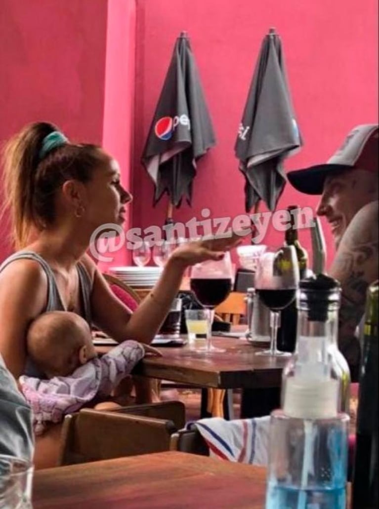 Polémica por la foto de Barby Silenzi tomando cerveza y amamantando a su beba