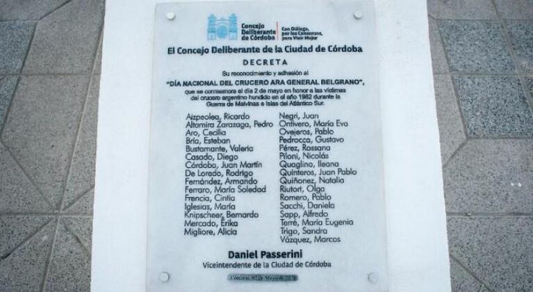 Polémico homenaje: pusieron los nombres de concejales en una placa por Malvinas