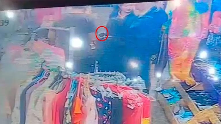 Polémico video: una nena encontró un celular, se lo dio a sus padres y lo robaron