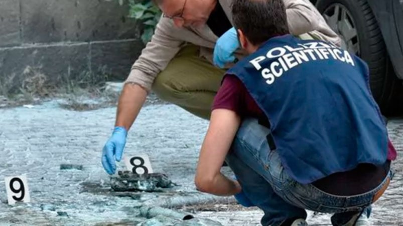 Policía científica investiga la explosión. Foto: AFP