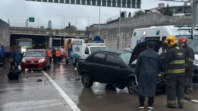 Policía estaba ordenando el tránsito tras un despiste en el túnel de la Mujer Urbana y un auto lo chocó