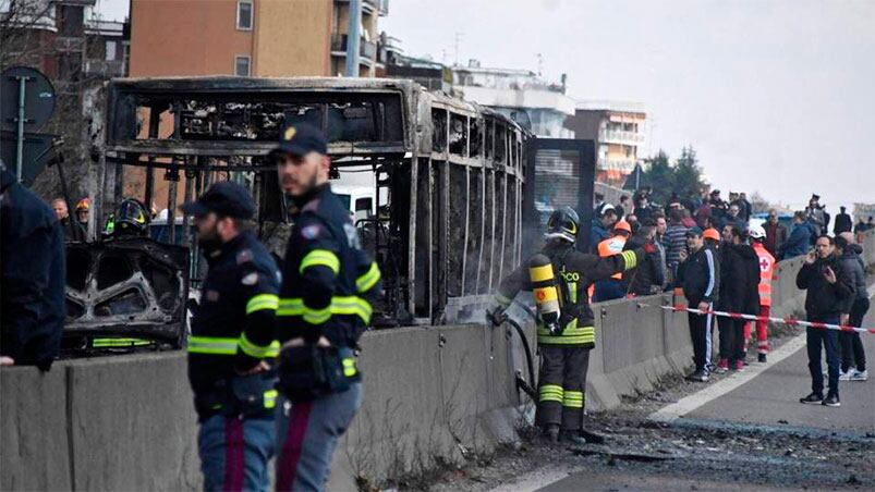 Policía y bomberos minutos después del incendio.