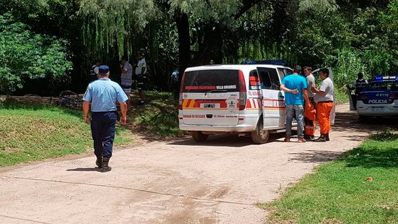 Policía y Bomberos trabajaron en el rescate del cuerpo.