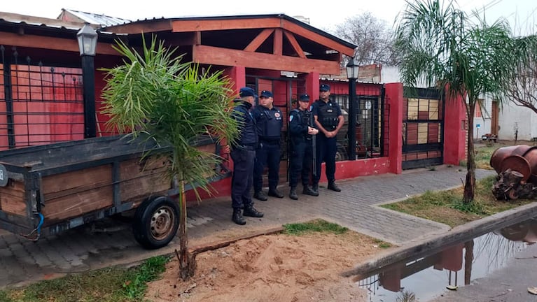 Policías allanaron la casa en barrio Estación Flores. Foto: Néstor Ghino / ElDoce.