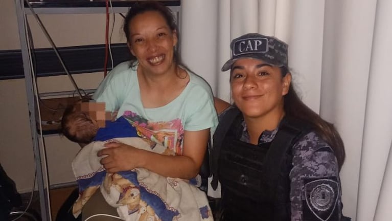 Policías asistieron a un bebé de dos meses que se broncoaspiraba.