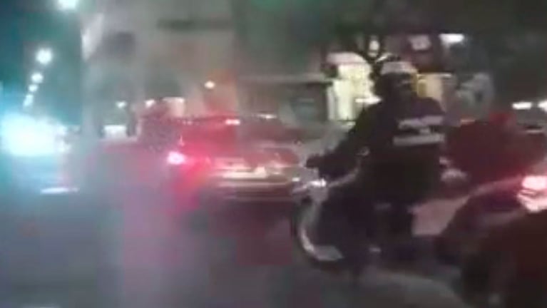 Policías en moto lograron atrapar a tres hombres que huían en auto.