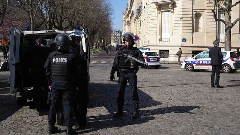 Policias franceses toman posiciones ante la oficina del FMI en París. Foto:AP