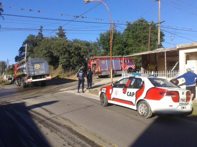 Policías héroes: rescataron a dos personas de las llamas