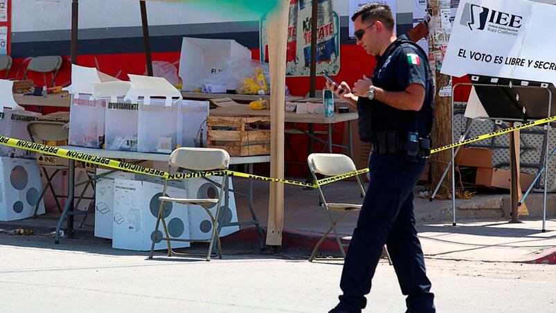 Policías investigando la zona del incidente.