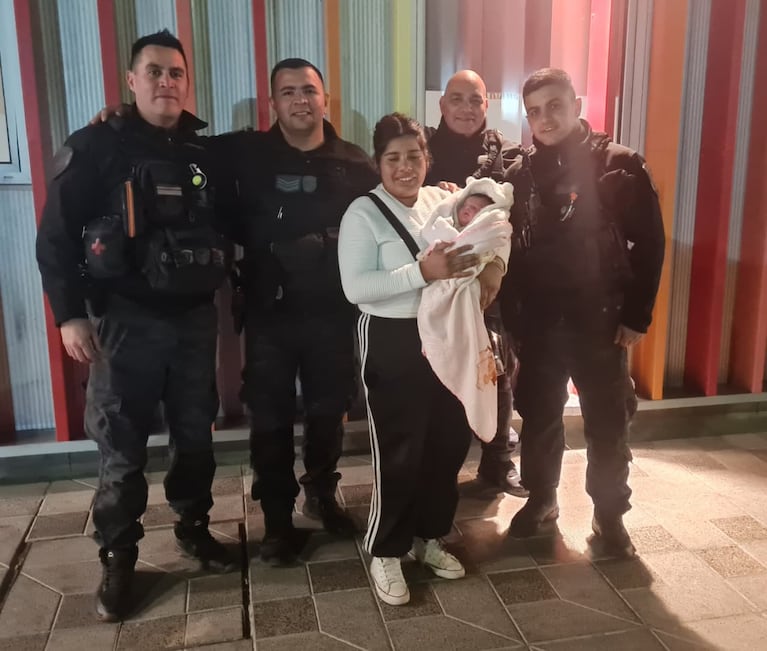 Policías le salvaron la vida a una bebé de 10 días que se broncoaspiró.