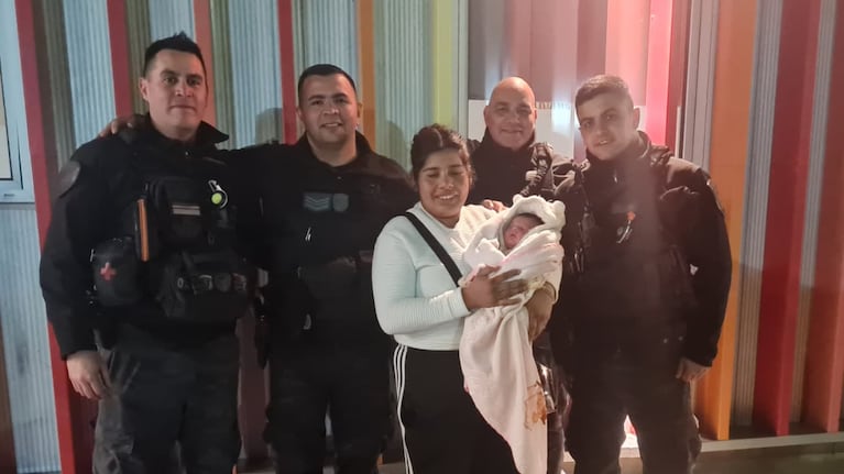 Policías le salvaron la vida a una bebé de 10 días que se broncoaspiró.