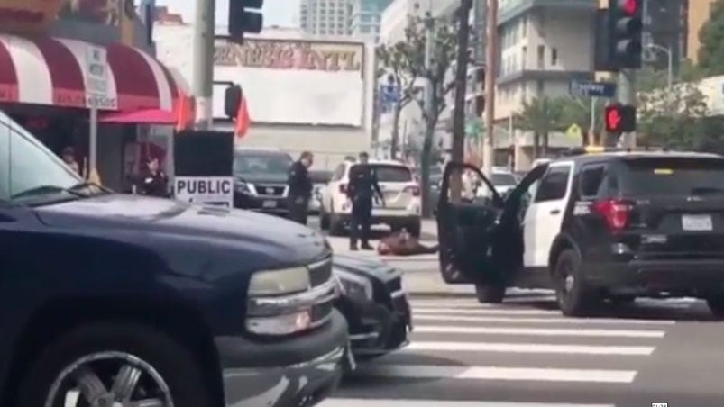 Policías matan a un indigente por sostener un tubo