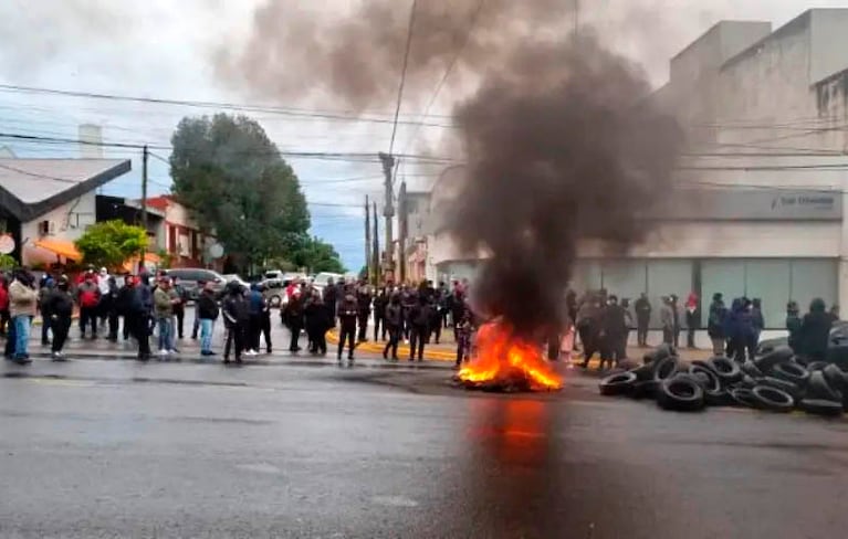 Policías misioneros tomaron hoy el Comando Radioeléctrico I de Posadas. (Foto: NA)