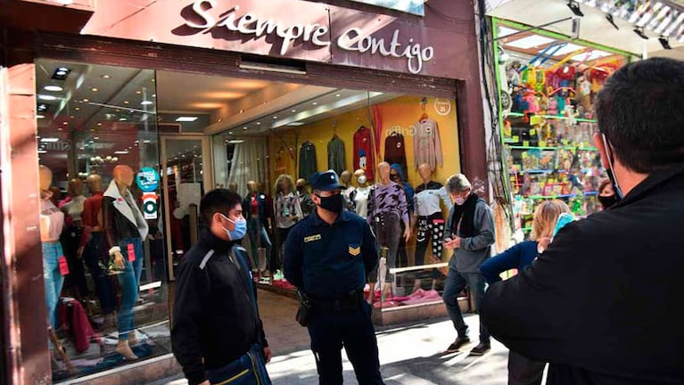 Policías notifican a comerciantes no esenciales. Foto: Pedro Castillo.