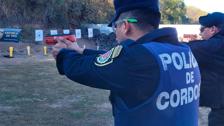 Policías se capacitan para usar las armas no letales. Foto: Fredy Bustos / ElDoce.tv