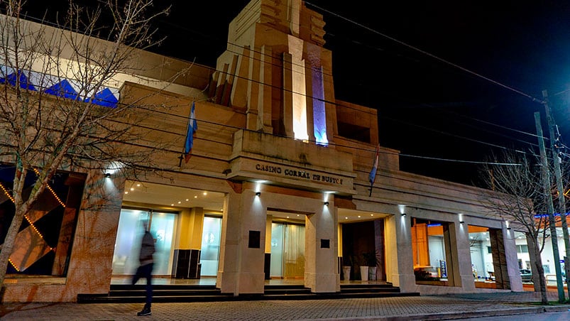 Policías vieron a la criatura dentro del auto a metros del casino.