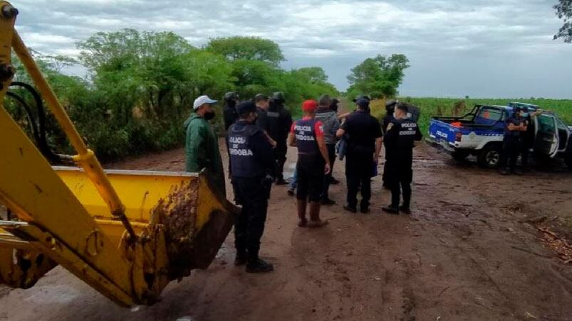 Policías y Bomberos participaron de la búsqueda de la mujer.