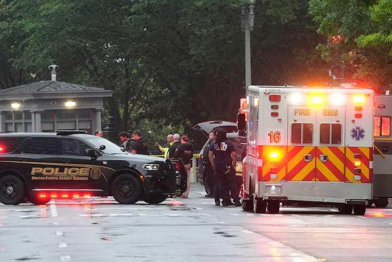 Policías y miembros del Servicio Secreto cerca de un camión de servicios de emergencia tras bloquear las calles que rodean la Casa Blanca, el sábado 23 de mayo de 2026, en Washington. (AP Foto/Alex Brandon)