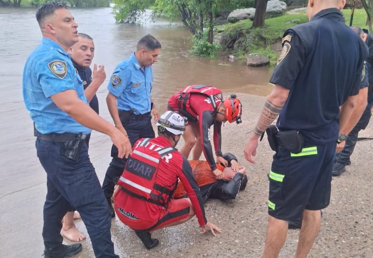 Policías y rescatistas se pusieron en riesgo para salvar al hombre.