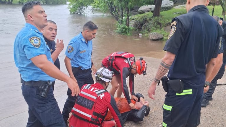 Policías y rescatistas se pusieron en riesgo para salvar al hombre.