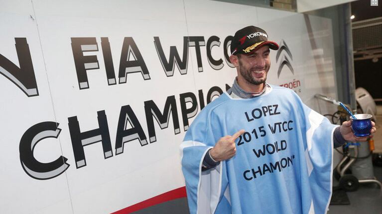 Poncho y mate, campeón bien argentino. Fotos: WTCC.