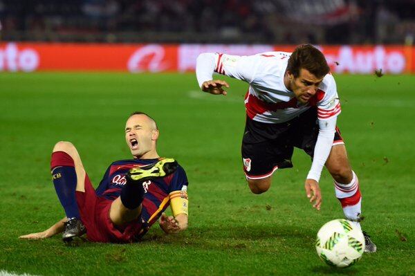 Poncio fue amonestado por bajar a Iniesta.