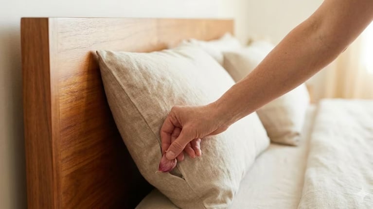 Poner un diente de ajo debajo de la almohada.