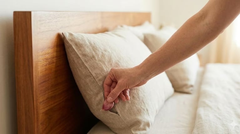 Poner un diente de ajo debajo de la almohada.