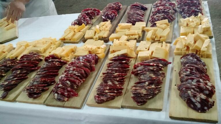 Por 270 pesos hoy se come salame y queso libre en la Fiesta Provincial de la Colonia. Foto: Kari Valori