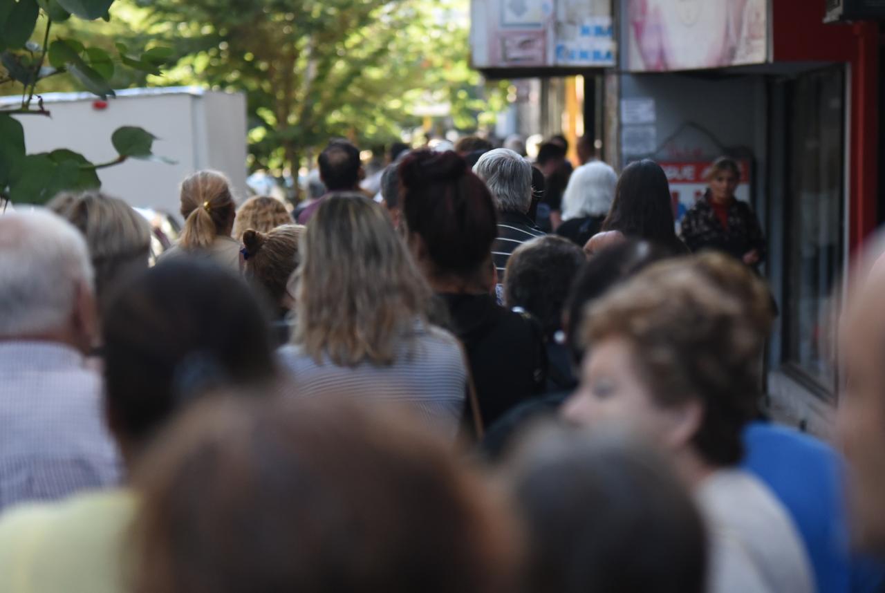 Por ahora, se sigue viendo gente en las calles de Córdoba.