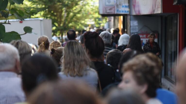Por ahora, se sigue viendo gente en las calles de Córdoba.