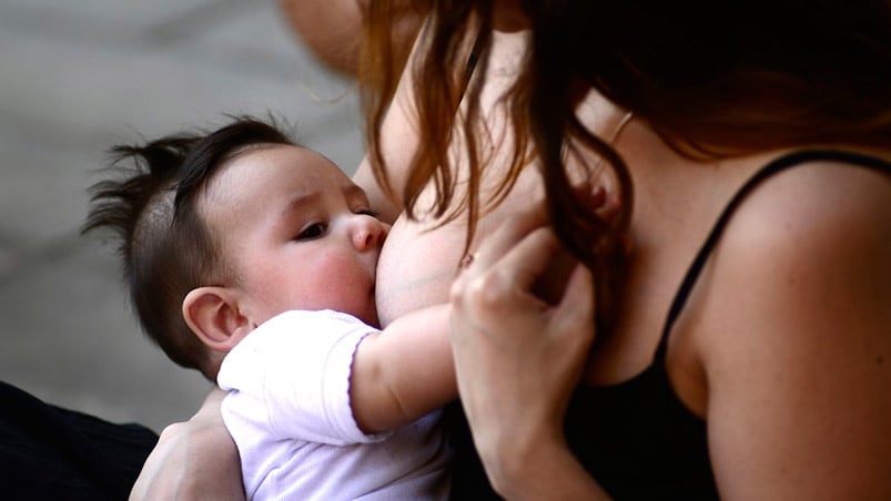 Por amamantar a su hijo, vivió un momento desagradable.